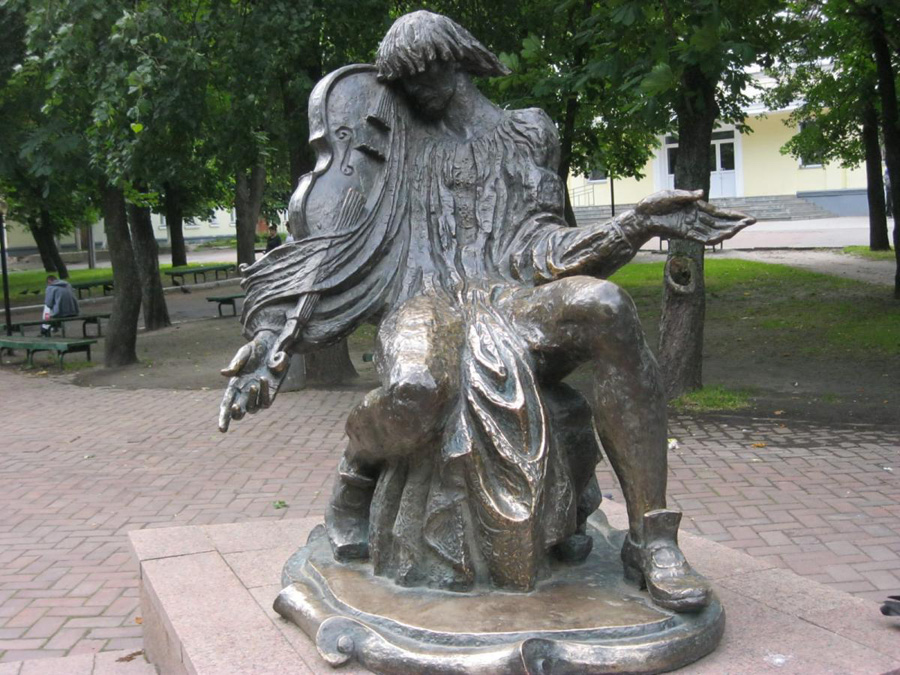 Цей пам’ятник у Глухові втілює розпач Березовського, талант якого в Росії не спромоглися ні належно оцінити за життя композитора, ні навіть зберегти його достовірний портрет